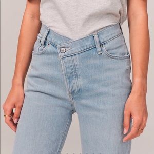 ABERCROMBIE CROSS OVER DAD JEANS